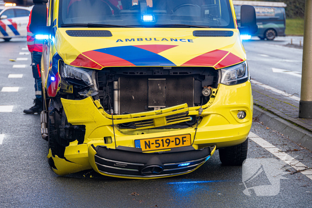 Ambulance in botsing tijdens spoedrit