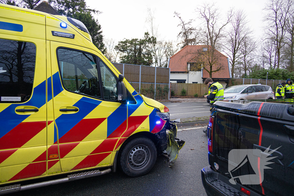 Ambulance in botsing tijdens spoedrit