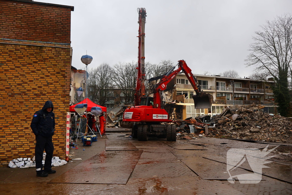 Nieuwe ploeg brandweermensen zoekt verder naar slachtoffers