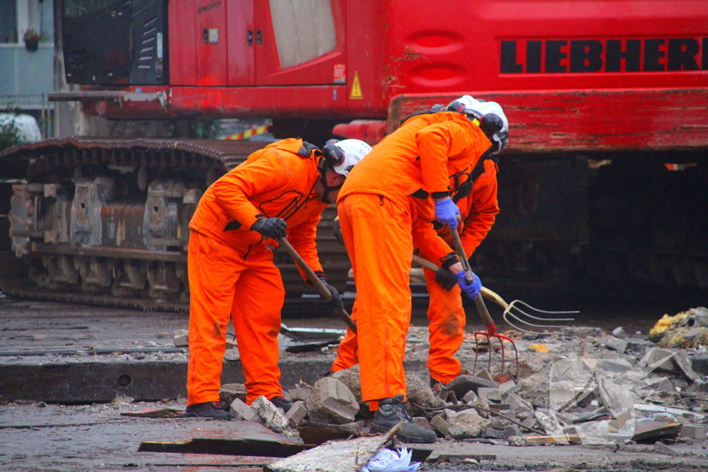 Nieuwe ploeg brandweermensen zoekt verder naar slachtoffers