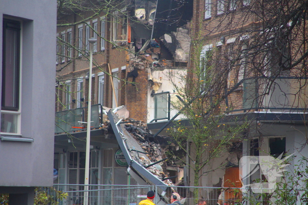 Nieuwe ploeg brandweermensen zoekt verder naar slachtoffers