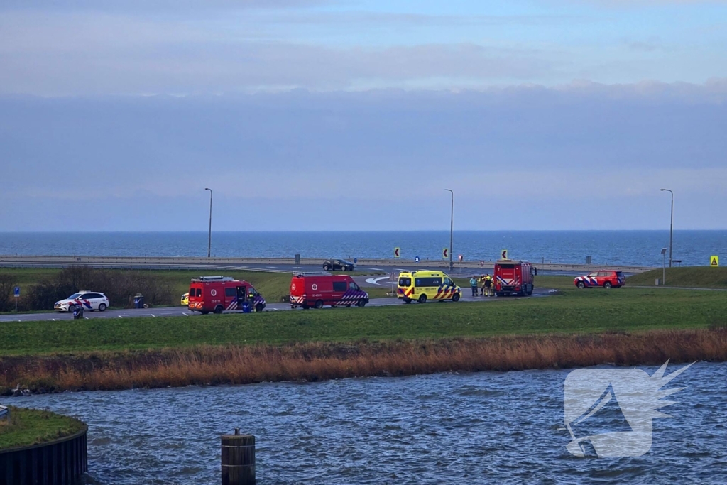 Hulpdiensten groots ingezet voor te water geraakt voertuig