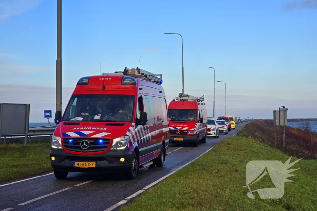 Hulpdiensten groots ingezet voor te water geraakt voertuig