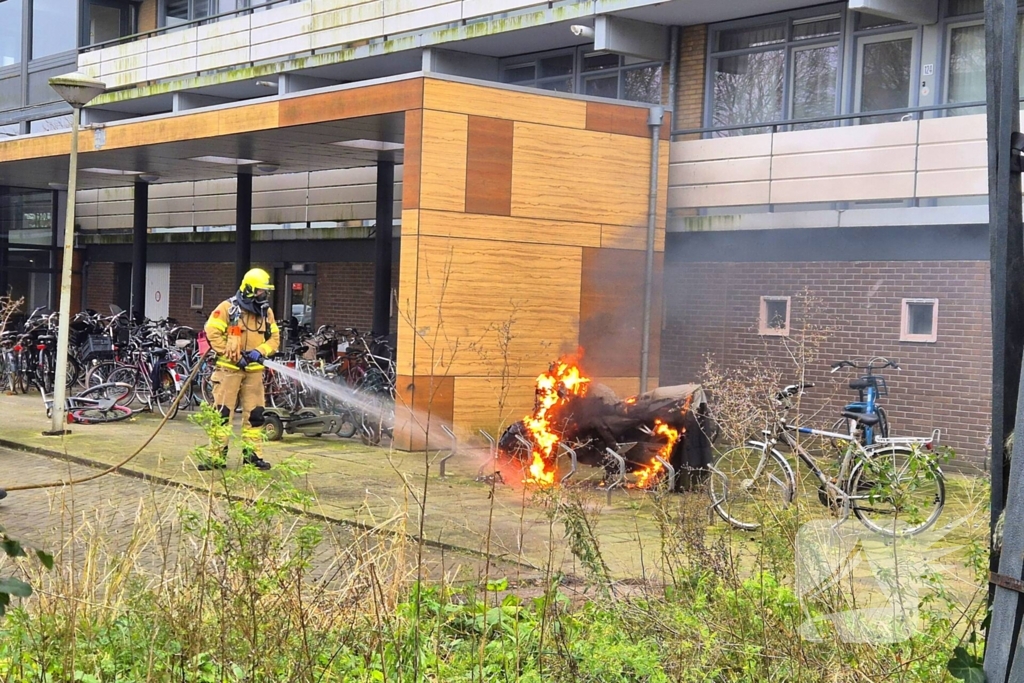 Brandweer blust brandende motor