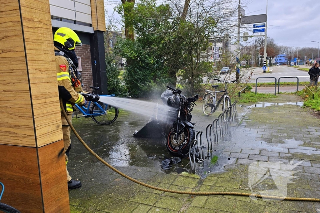 Brandweer blust brandende motor