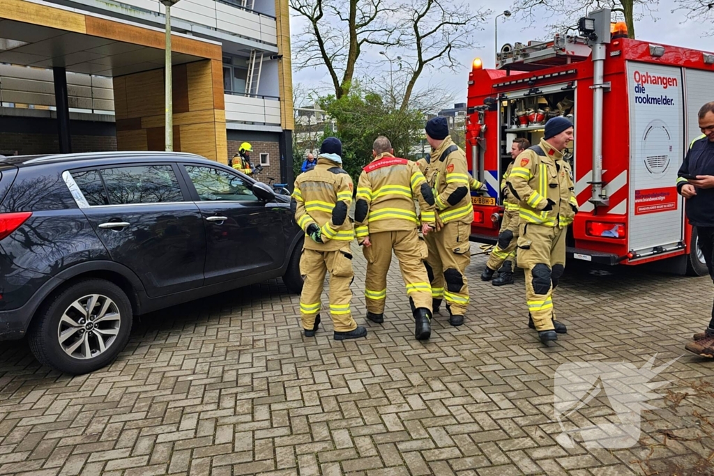 Brandweer blust brandende motor