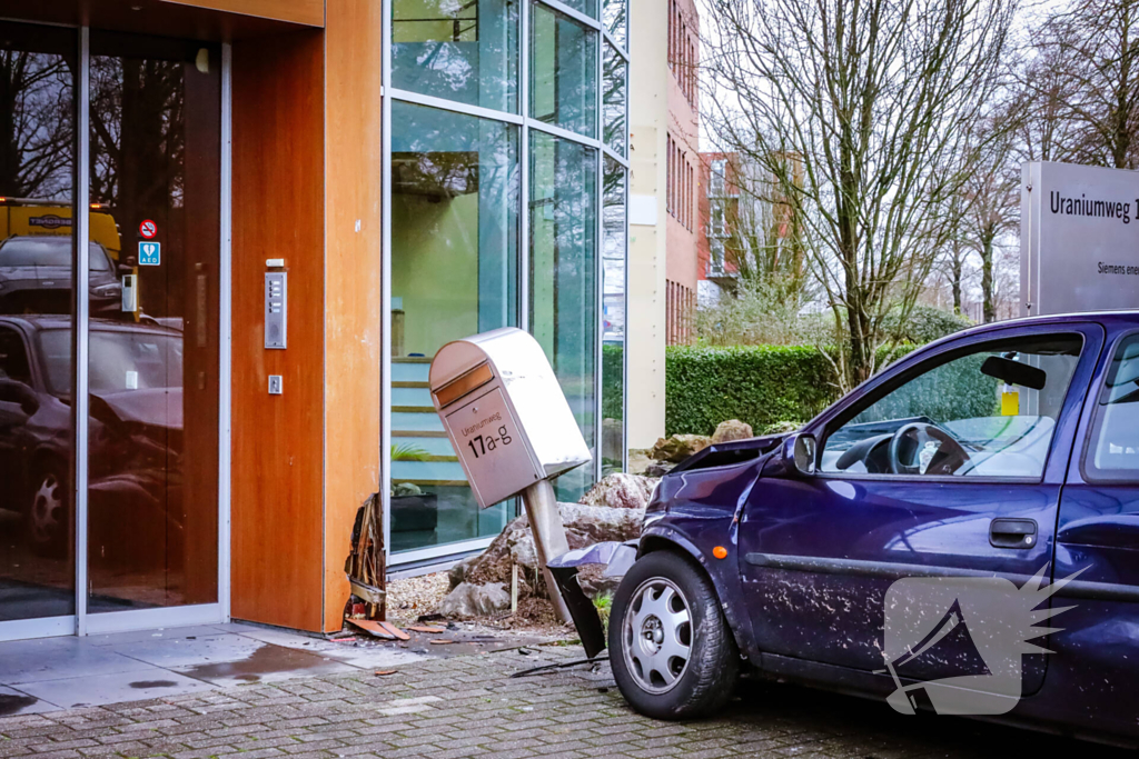 Auto komt tegen bedrijfspand tot stilstand na botsing