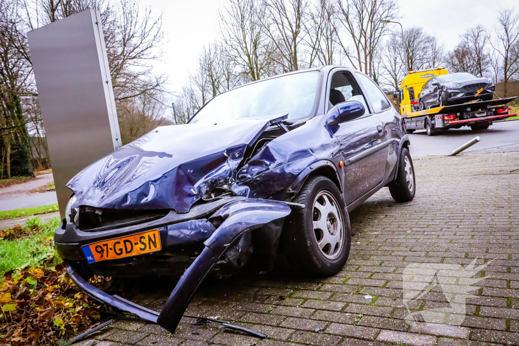 Auto komt tegen bedrijfspand tot stilstand na botsing