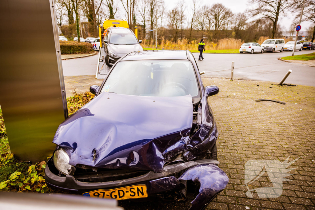 Auto komt tegen bedrijfspand tot stilstand na botsing