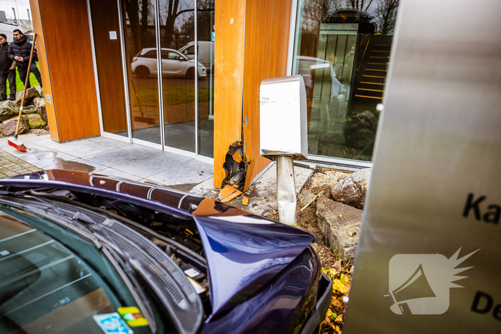 Auto komt tegen bedrijfspand tot stilstand na botsing