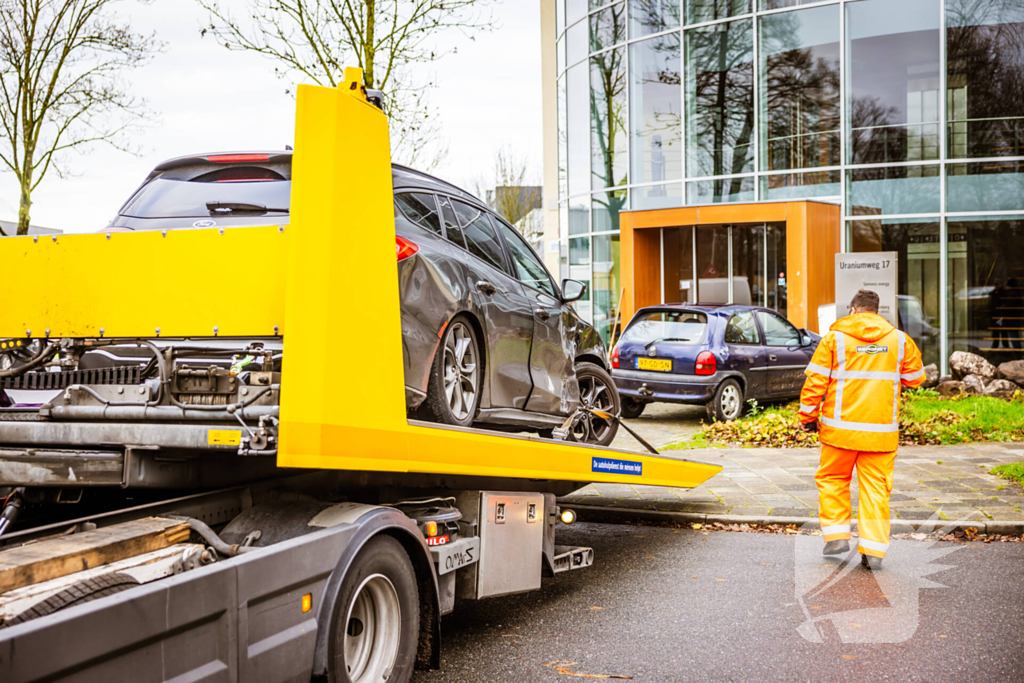 Auto komt tegen bedrijfspand tot stilstand na botsing