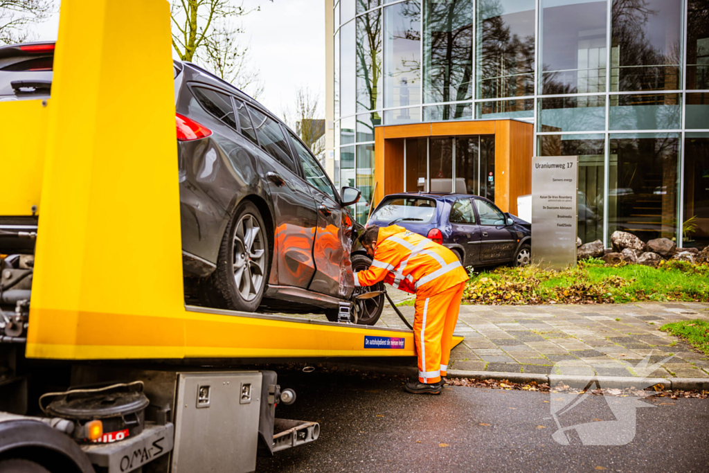 Auto komt tegen bedrijfspand tot stilstand na botsing