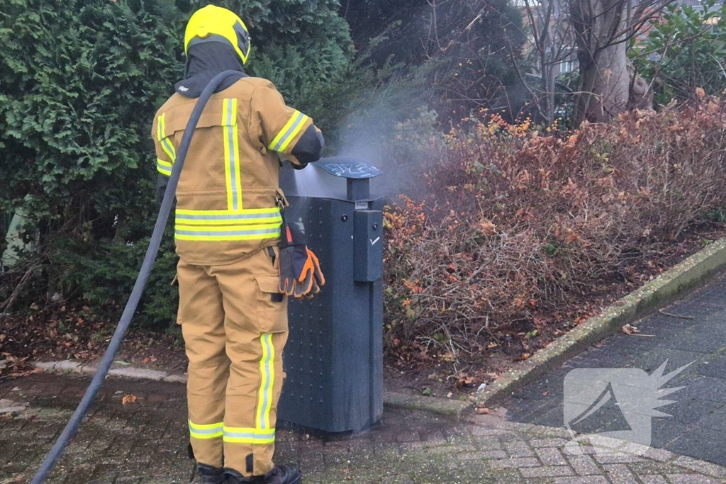 Brand in prullenbak vermoedelijk aangestoken