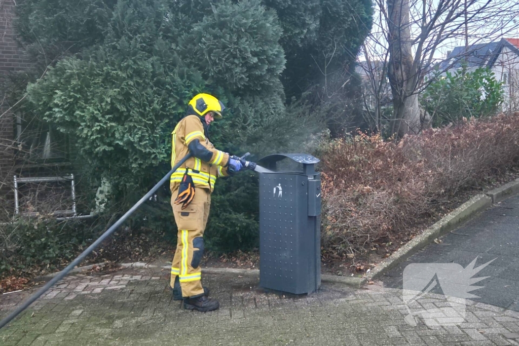 Brand in prullenbak vermoedelijk aangestoken