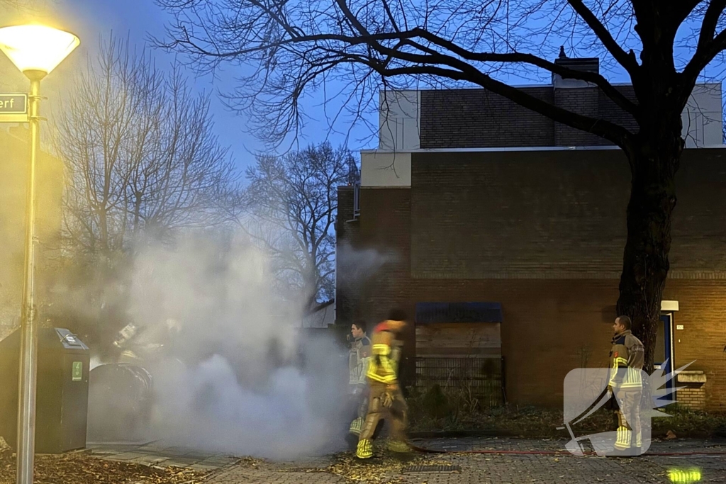 Brand in ondergrondse container zorgt voor veel rookontwikkeling