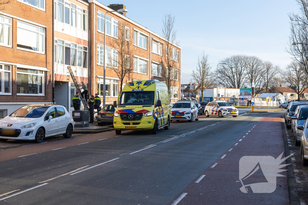 Man gewond na val val uit raam