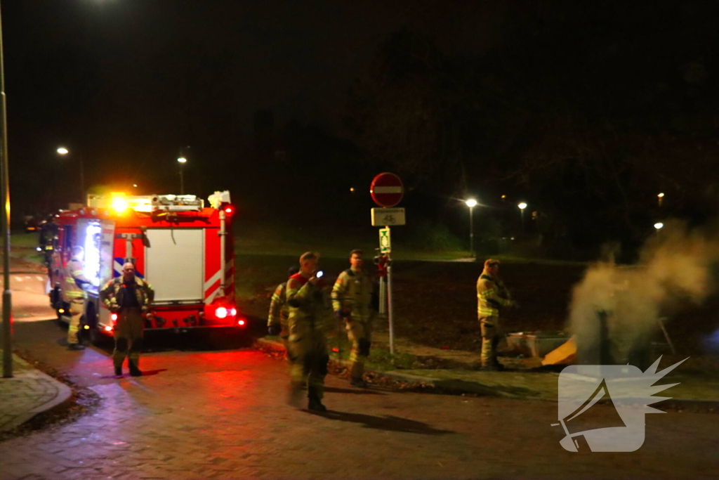 Brandweer blust brand in ondergrondse container