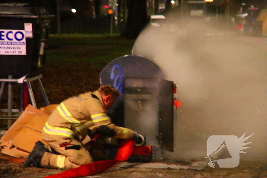 Brandweer blust brand in ondergrondse container