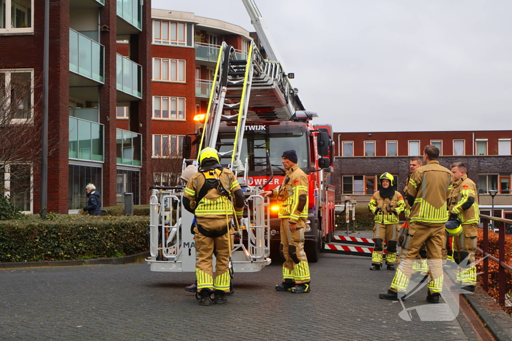 Hoogwerker weigert, glazenwasser vast op zes hoog