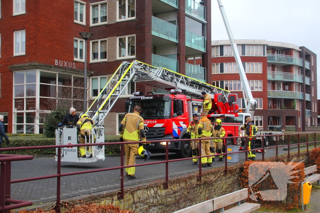 Hoogwerker weigert, glazenwasser vast op zes hoog