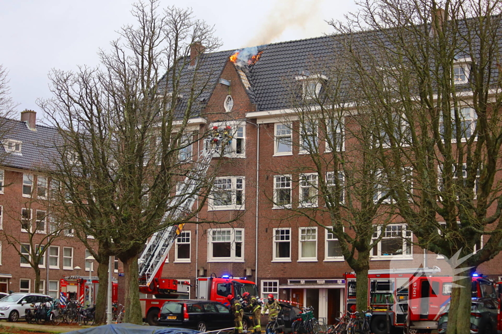 Brandweer groots ingezet voor brandend dak