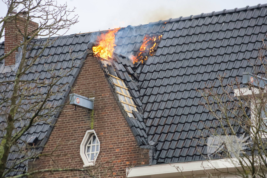 Brandweer groots ingezet voor brandend dak