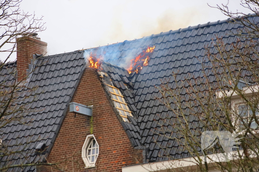 Brandweer groots ingezet voor brandend dak