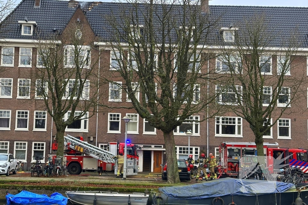 Brandweer groots ingezet voor brandend dak