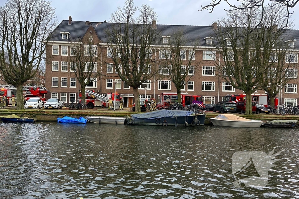 Brandweer groots ingezet voor brandend dak