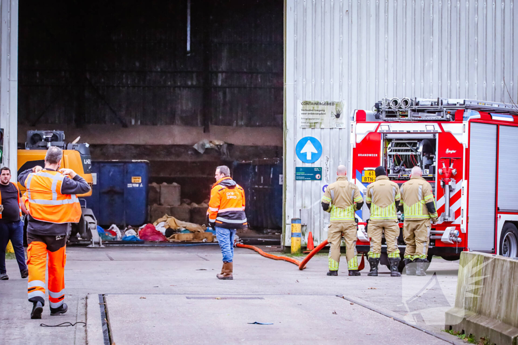 Brand in loods van recyclingbedrijf