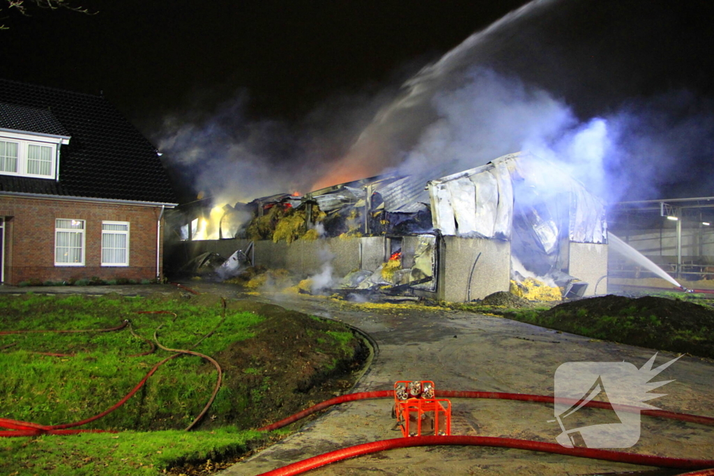 Stal vol hooi verwoest door brand