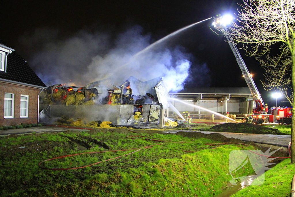 Stal vol hooi verwoest door brand