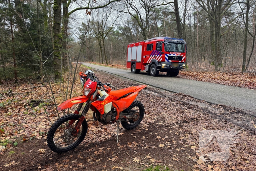 Bestuurder van crossmotor gewond bij botsing met boom