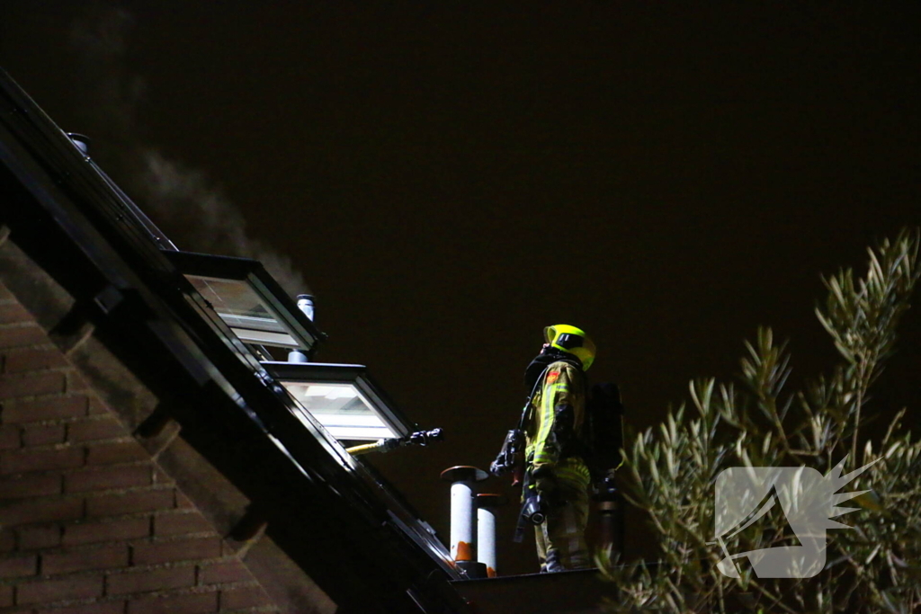 Brandweer schaalt op bij dakbrand