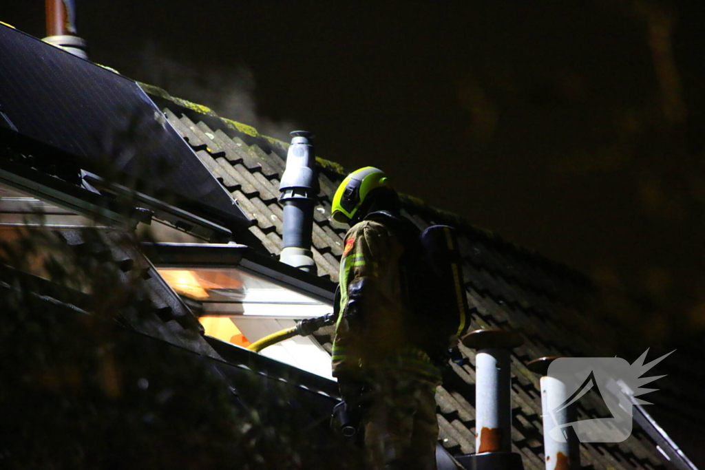 Brandweer schaalt op bij dakbrand