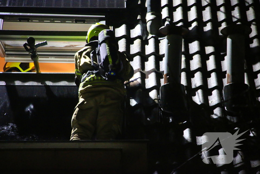 Brandweer schaalt op bij dakbrand