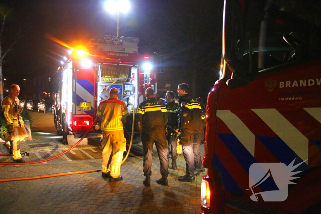 Brandweer schaalt op bij dakbrand