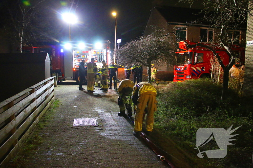 Brandweer schaalt op bij dakbrand