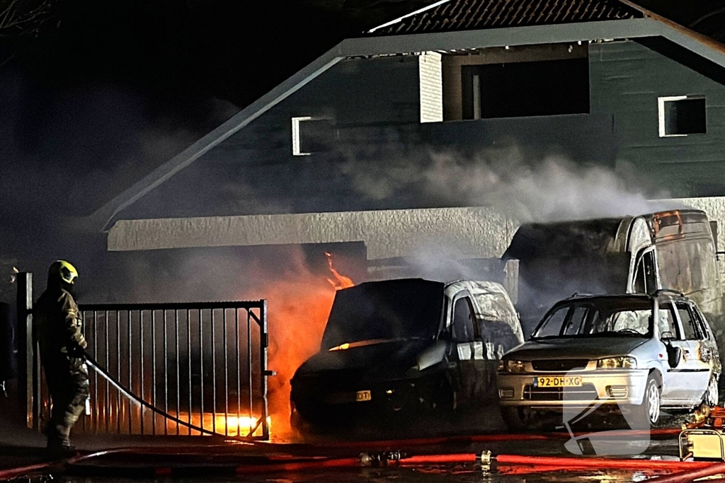 Meerdere auto's verwoest door brand bij autobedrijf