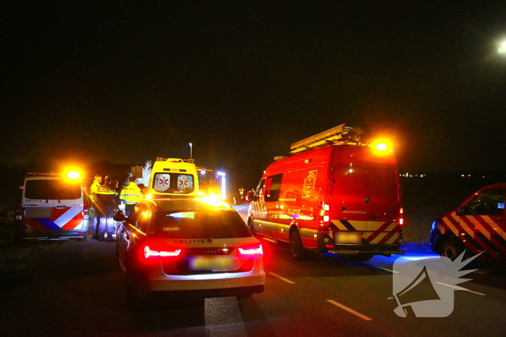 Automobilist schat bocht verkeerd in en raakt te water