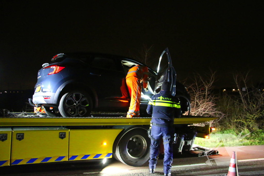 Automobilist schat bocht verkeerd in en raakt te water