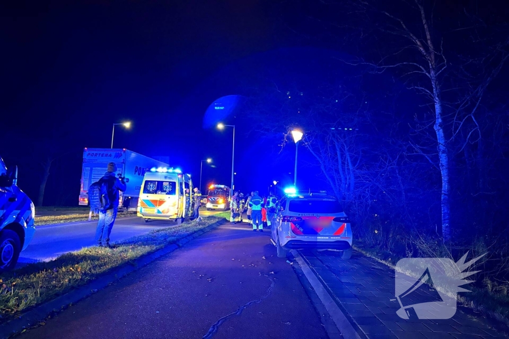 Automobilist raakt van de weg en belandt in het water