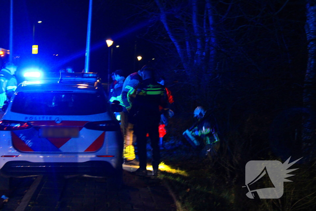 Automobilist raakt van de weg en belandt in het water