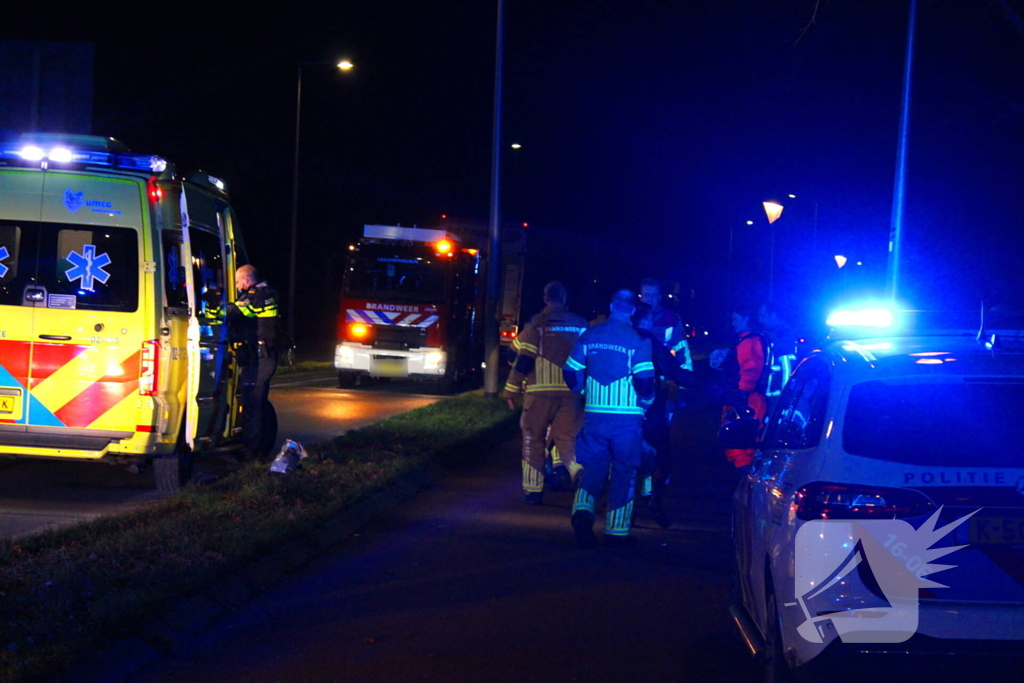 Automobilist raakt van de weg en belandt in het water