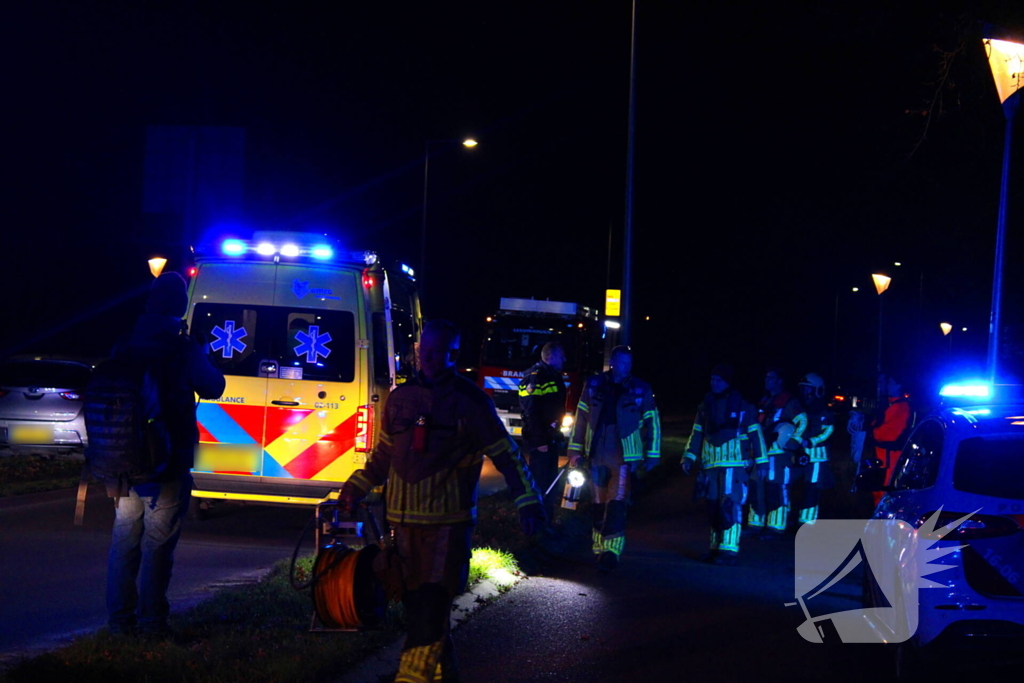 Automobilist raakt van de weg en belandt in het water