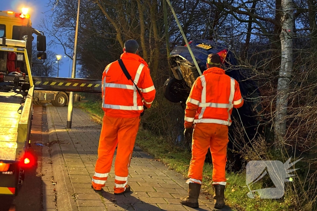 Automobilist raakt van de weg en belandt in het water