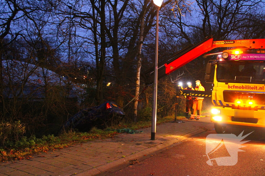 Automobilist raakt van de weg en belandt in het water