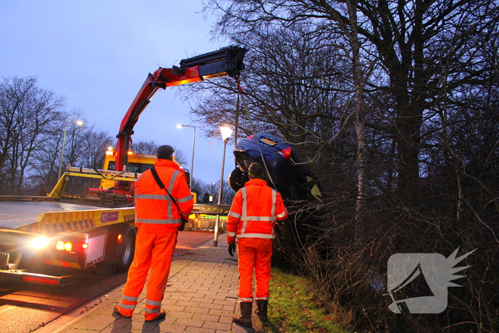 Automobilist raakt van de weg en belandt in het water