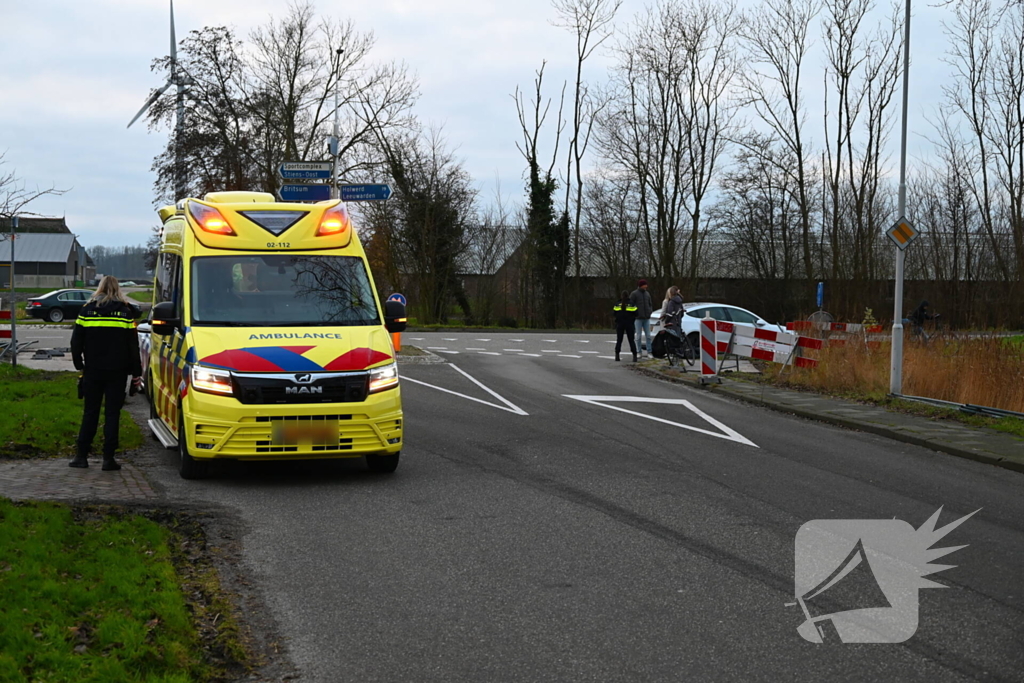 Twee personenwagens botsen op kruispunt