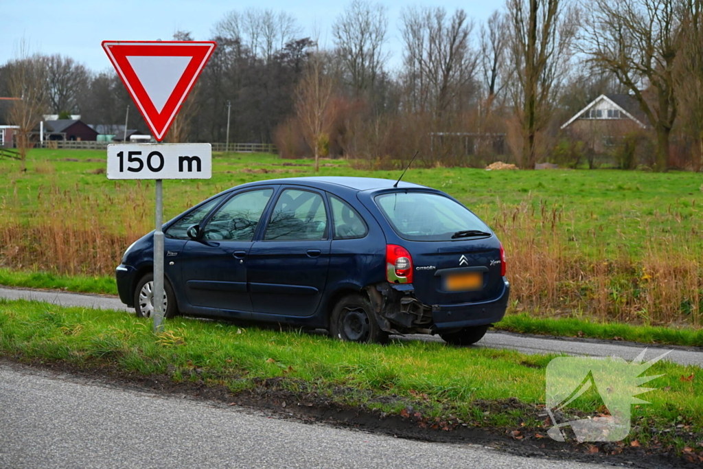 Twee personenwagens botsen op kruispunt